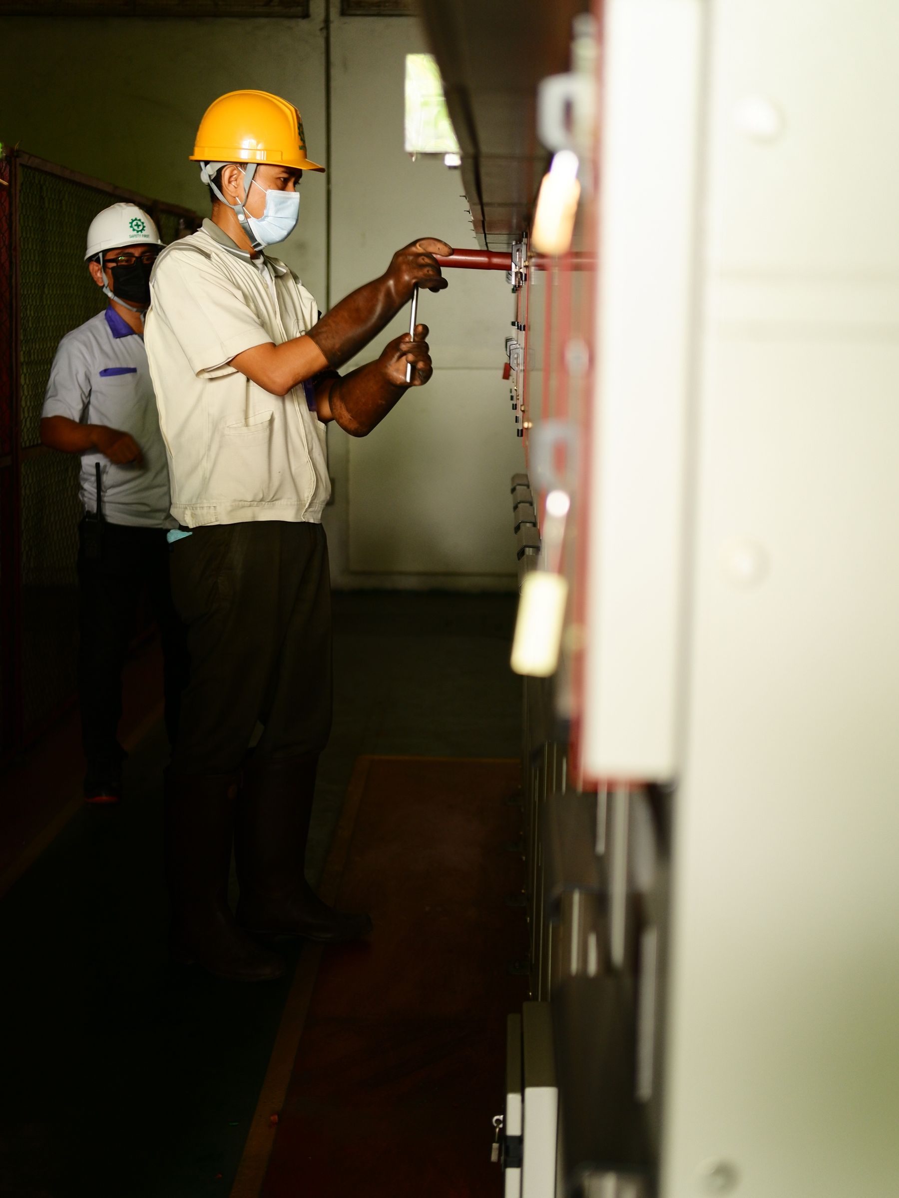 Equipo técnico trabajando en una instalación industrial